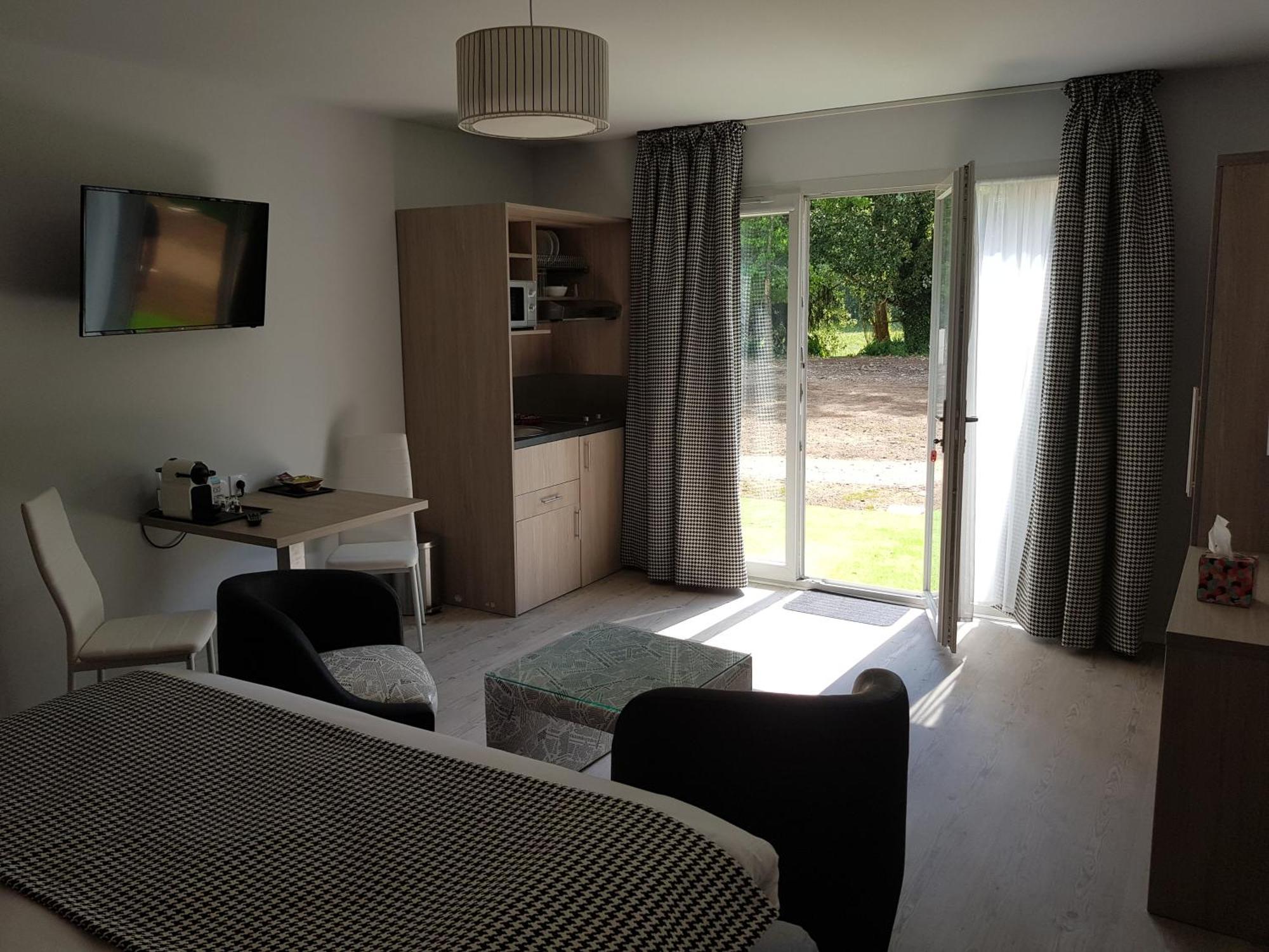Hotel Domaine Des Pierres Dorees Ternand Room photo